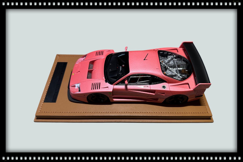 Chargez l&#39;image dans la visionneuse de la galerie, Ferrari F40 LM 1996 Press Version Rose avec jantes noires (ÉDITION LIMITÉE Nr.40/60 Avec base en cuir / Sans Case) TECNOMODEL 1:18
