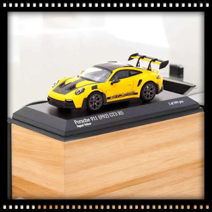 Porsche 911 (992) GT3 RS (LIMITED EDITION 999 stuks) TARMAC WORKS 1:64