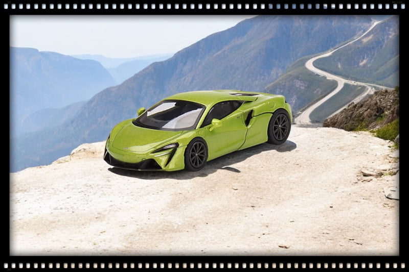 Load image into Gallery viewer, McLaren Artura Flux Green (LHD) MINI GT 1:64
