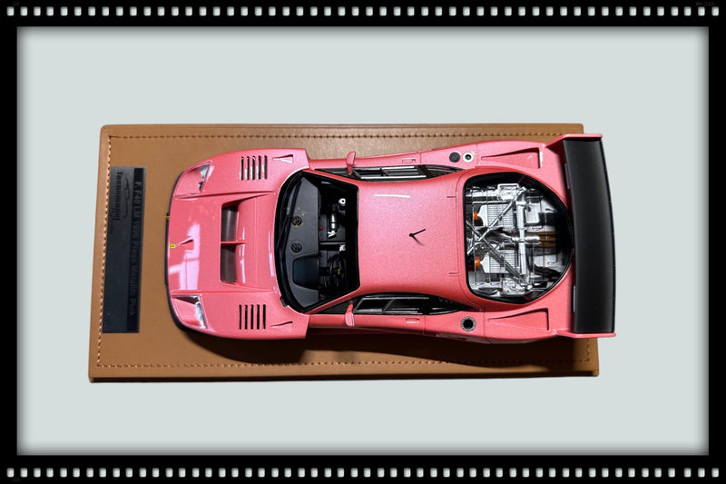 Chargez l&#39;image dans la visionneuse de la galerie, Ferrari F40 LM 1996 Press Version Rose avec jantes noires (ÉDITION LIMITÉE Nr.40/60 Avec base en cuir / Sans Case) TECNOMODEL 1:18
