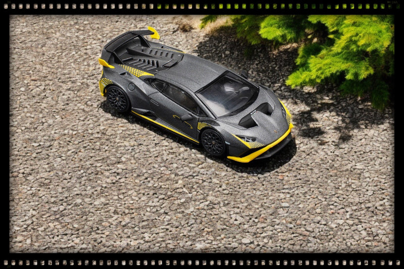 Laad de afbeelding in de Gallery-viewer, Lamborghini Huracan STO Grijs POP RACE 1:64
