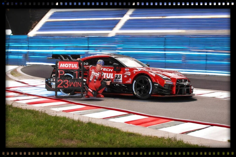 Laad de afbeelding in de Gallery-viewer, Nissan GT-R (R35) MET MATSUDA FIGUUR #23 MOTUL AUTECH SUZUKA WINNAAR 2021 (LHD) MINI GT 1:64
