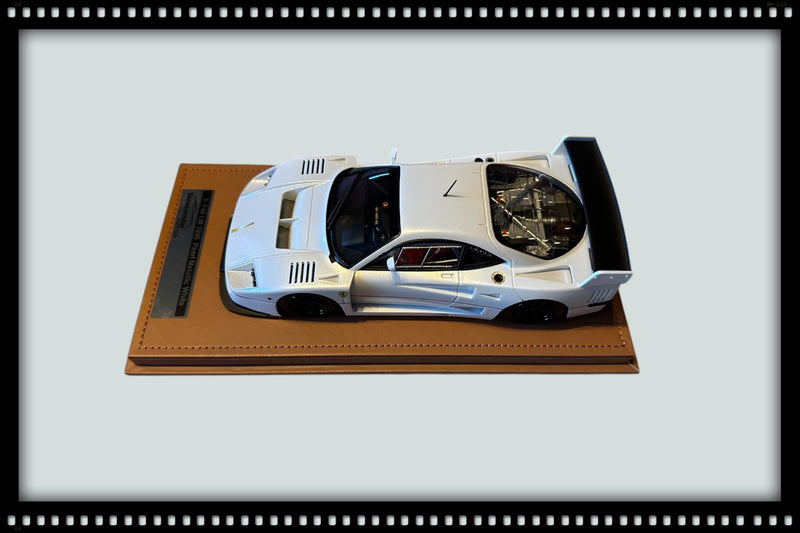 Chargez l&#39;image dans la visionneuse de la galerie, Ferrari F40 LM 1996 Press Version Blanche avec jantes noires (ÉDITION LIMITÉE Nr.30/60 Avec base en cuir / Sans Case) TECNOMODEL 1:18
