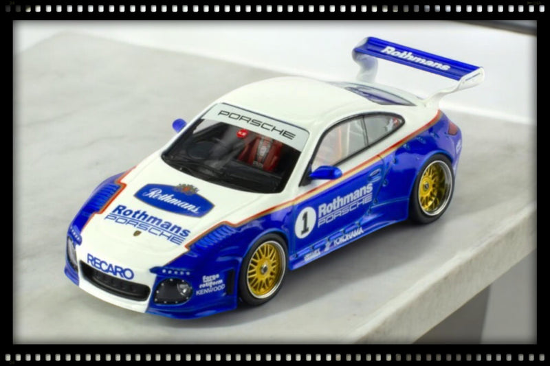 Chargez l&#39;image dans la visionneuse de la galerie, Porsche OLD AND NEW 997 ROTHMANS-PORSCHE BASIS 911 (997) Nr.1 IXO 1:43
