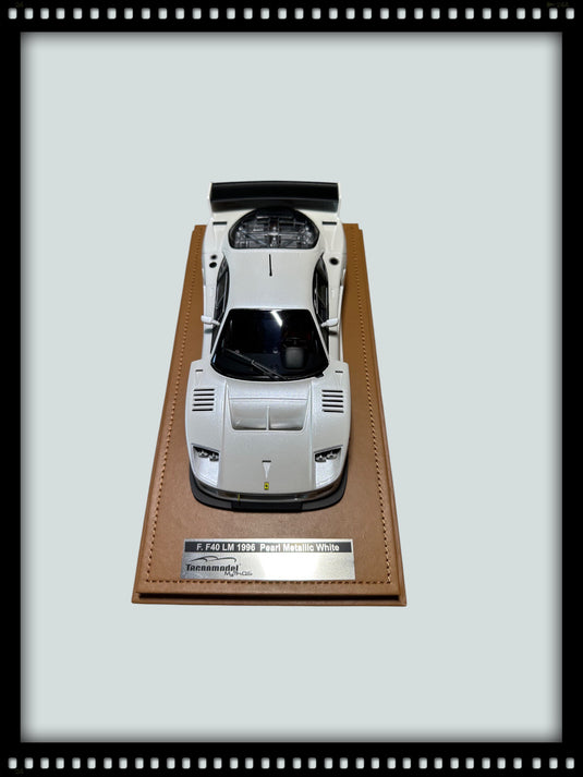 Ferrari F40 LM 1996 Press Version Blanche avec jantes noires (ÉDITION LIMITÉE Nr.30/60 Avec base en cuir / Sans Case) TECNOMODEL 1:18