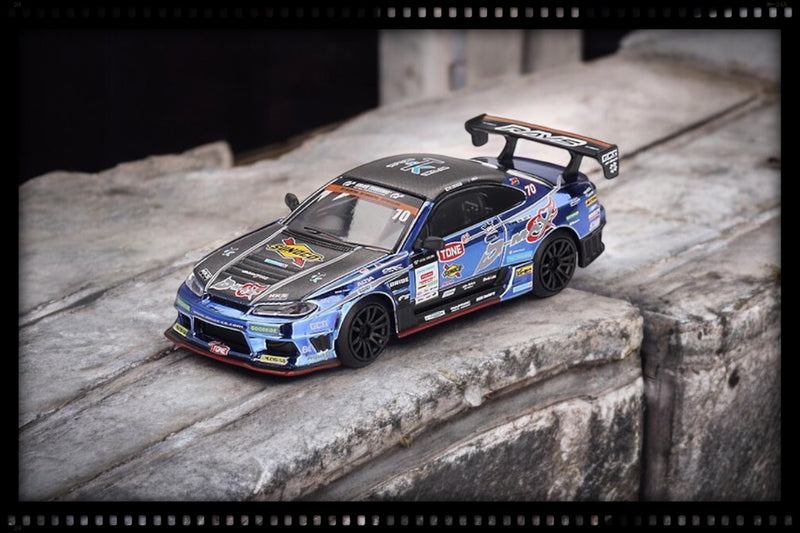 Chargez l&#39;image dans la visionneuse de la galerie, Nissan Silvia S15 D-MAX #70 D-MAX Racing 2023 D1 Grand Prix Bleu/Noir (RHD) MINI GT 1:64
