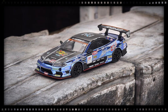 Nissan Silvia S15 D-MAX #70 D-MAX Racing 2023 D1 Grand Prix Blauw/Zwart (RHD) MINI GT 1:64