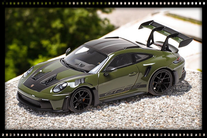 Porsche 911 (992) GT3RS 2024 NATO OLIJFGROEN MET ZWARTE WIELEN MINICHAMPS 1:18