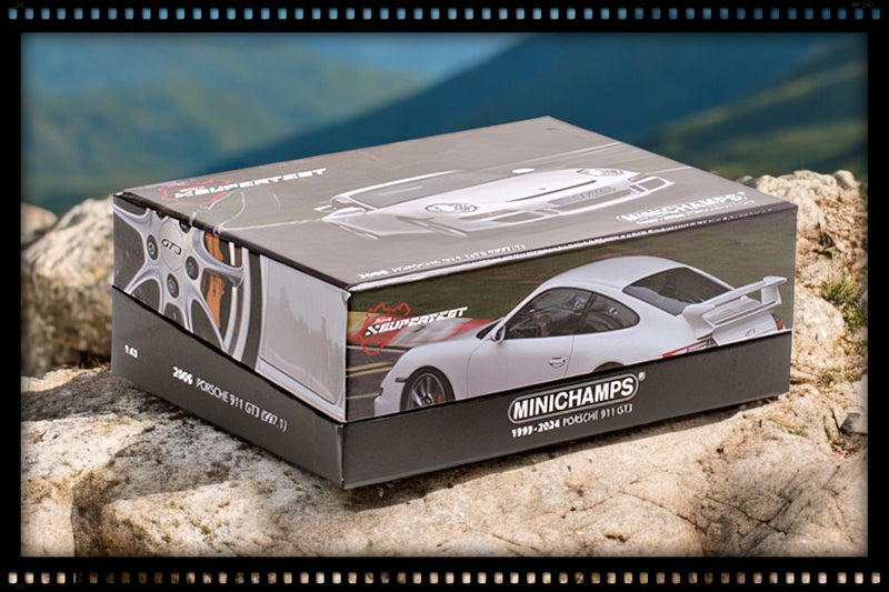 Chargez l&#39;image dans la visionneuse de la galerie, Porsche 911 GT3 2006 BLANC BOX ÉDITION LIMITÉE 525 pièces MINICHAMPS 1:43
