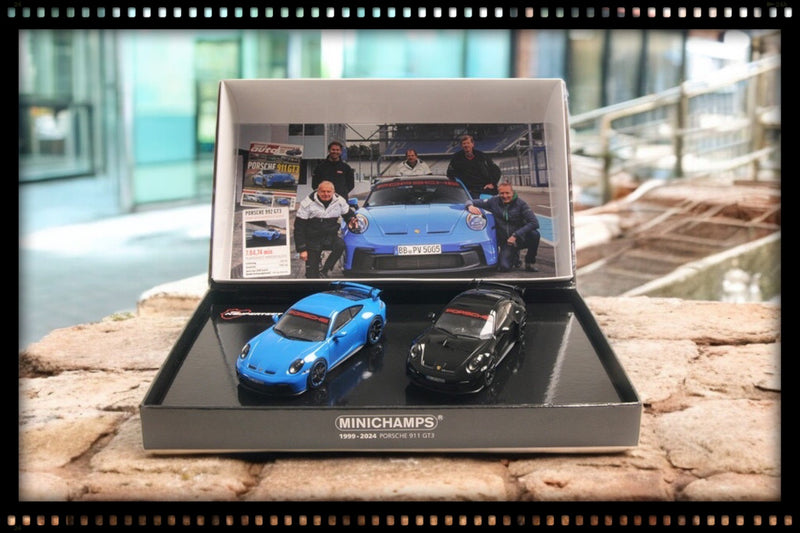 Laad de afbeelding in de Gallery-viewer, Porsche 911 (992) GT3 – 2021 - SET VOOR 2 AUTO&#39;S – BLAUW/ZWART - LIMITED EDITION - MINICHAMPS 1:43
