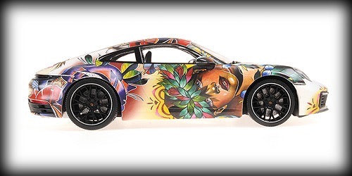 Chargez l&#39;image dans la visionneuse de la galerie, Porsche 911 CARRERA 4S 2019 PLAQUE DE BASE DESIGN FLEUR ET CASE ACRYLIQUE MINICHAMPS 1:18
