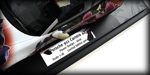 Chargez l&#39;image dans la visionneuse de la galerie, Porsche 911 CARRERA 4S 2019 PLAQUE DE BASE DESIGN FLEUR ET CASE ACRYLIQUE MINICHAMPS 1:18
