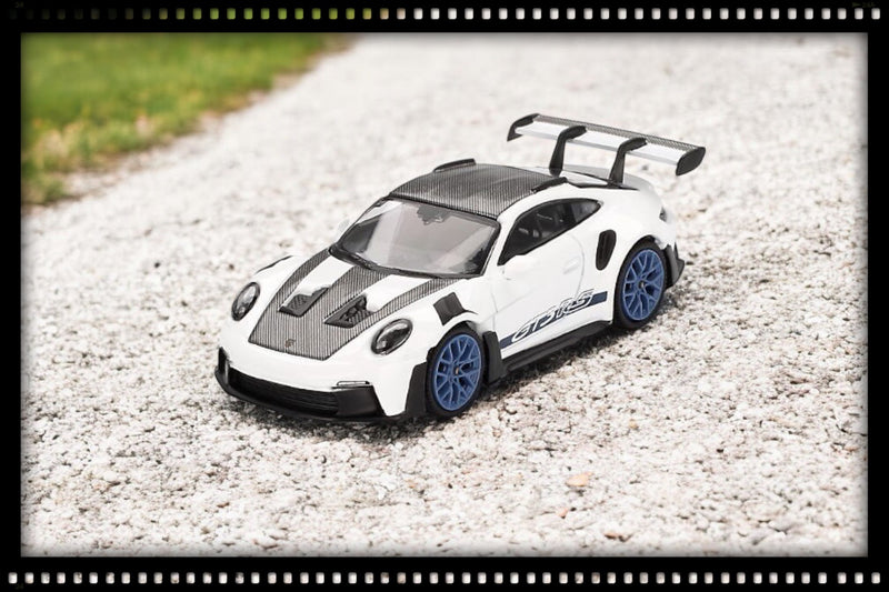 Laad de afbeelding in de Gallery-viewer, Porsche 911 (992) GT3 RS WEISSACH PAKKET WIT MET INDIGO BLAUW (LHD) MINI GT 1:64
