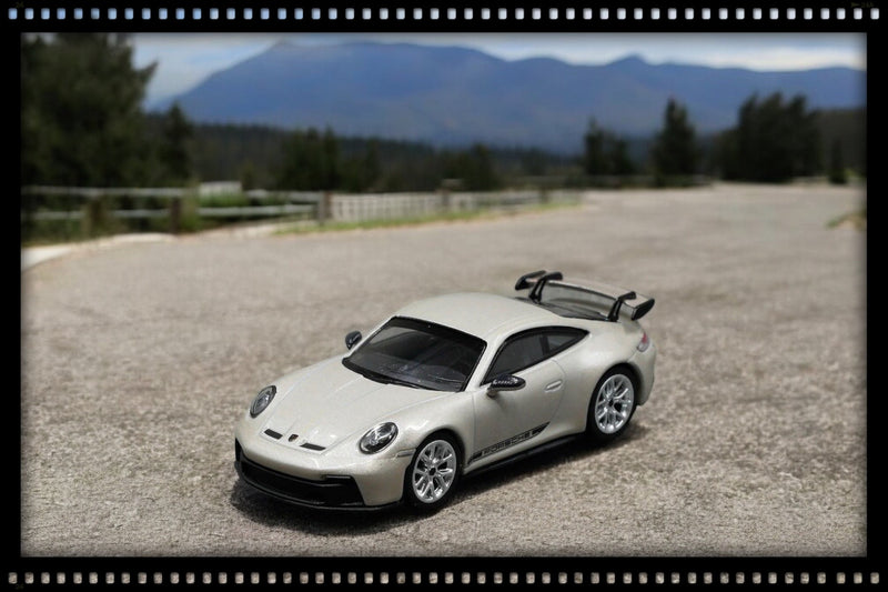 Laad de afbeelding in de Gallery-viewer, Porsche 911 (992) GT3 2021 Grijs MINICHAMPS 1:64
