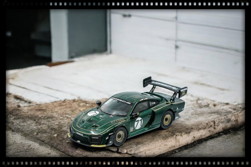 Laad de afbeelding in de Gallery-viewer, Porsche 935 Nr.71 Tenner Racing Green MINICHAMPS 1:64
