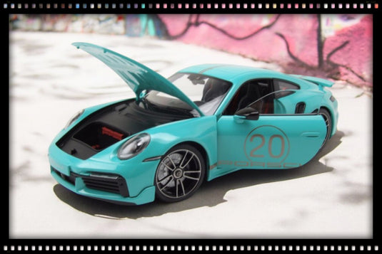 Porsche 911 (992) Turbo S coupé Sport Design 2021 Groen MINICHAMPS 1:18