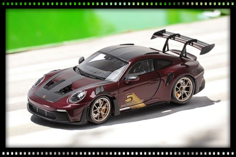 Laad de afbeelding in de Gallery-viewer, Porsche 911 (992) GT3RS 2023 PAARS W GOUDEN WIELEN MINICHAMPS 1:18
