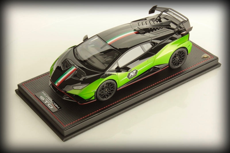 Chargez l&#39;image dans la visionneuse de la galerie, Lamborghini HURACAN STO SC 10e anniversaire VERT/NOIR avec vitrine et base en cuir (ÉDITION LIMITÉE 99 pièces) MR COLLECTION MODELS 1:18
