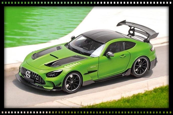 Mercedes-Benz AMG GT BLACK SERIES 2021 VERT MAT MÉTALLISÉ MINICHAMPS 1:18