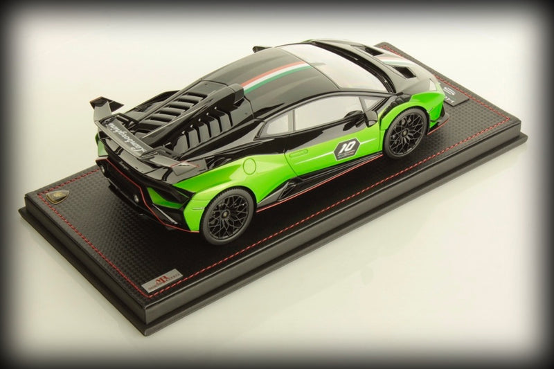 Chargez l&#39;image dans la visionneuse de la galerie, Lamborghini HURACAN STO SC 10e anniversaire VERT/NOIR avec vitrine et base en cuir (ÉDITION LIMITÉE 99 pièces) MR COLLECTION MODELS 1:18
