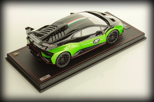 Lamborghini HURACAN STO SC 10e anniversaire VERT/NOIR avec vitrine et base en cuir (ÉDITION LIMITÉE 99 pièces) MR COLLECTION MODELS 1:18