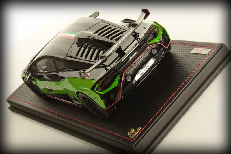 Chargez l&#39;image dans la visionneuse de la galerie, Lamborghini HURACAN STO SC 10e anniversaire VERT/NOIR avec vitrine et base en cuir (ÉDITION LIMITÉE 99 pièces) MR COLLECTION MODELS 1:18
