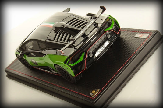 Lamborghini HURACAN STO SC 10e anniversaire VERT/NOIR avec vitrine et base en cuir (ÉDITION LIMITÉE 99 pièces) MR COLLECTION MODELS 1:18