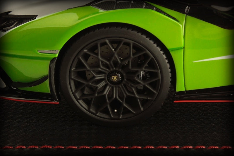 Chargez l&#39;image dans la visionneuse de la galerie, Lamborghini HURACAN STO SC 10e anniversaire VERT/NOIR avec vitrine et base en cuir (ÉDITION LIMITÉE 99 pièces) MR COLLECTION MODELS 1:18
