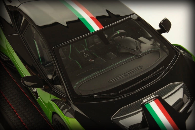 Chargez l&#39;image dans la visionneuse de la galerie, Lamborghini HURACAN STO SC 10e anniversaire VERT/NOIR avec vitrine et base en cuir (ÉDITION LIMITÉE 99 pièces) MR COLLECTION MODELS 1:18
