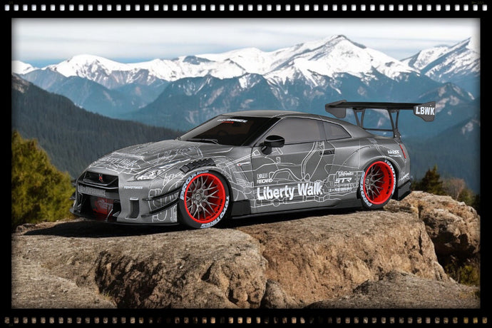 Nissan GT-R (R35) AVEC KIT CARROSSERIE LIBERTY WALK 2.0 CATALOGUE DESIGN 2020 SOLIDO 1:18