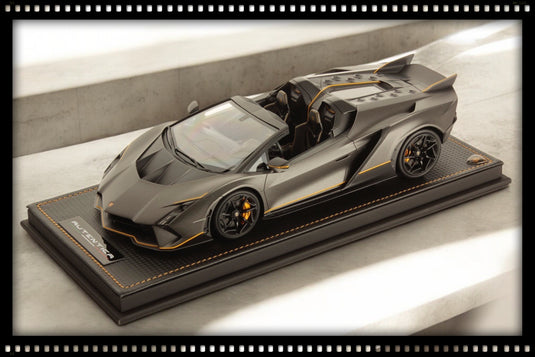 LAMBORGHINI AUTÉNTICA GRIJS/GEEL met vitrine en lederen base (LIMITED EDITION 399 stuks) MR COLLECTION MODELS 1:18