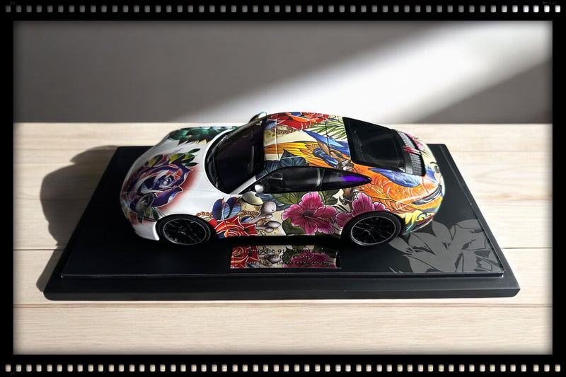 Laad de afbeelding in de Gallery-viewer, Porsche 911 CARRERA 4S 2019 BLOEMONTWERP BASISPLAAT EN ACRYL CASE MINICHAMPS 1:18
