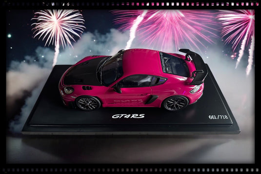 Porsche 718 CAYMAN GT4 RS (982) Paars met Case - LIMITED EDITION 718 stuks - PORSCHE DEALERMODEL 1:18