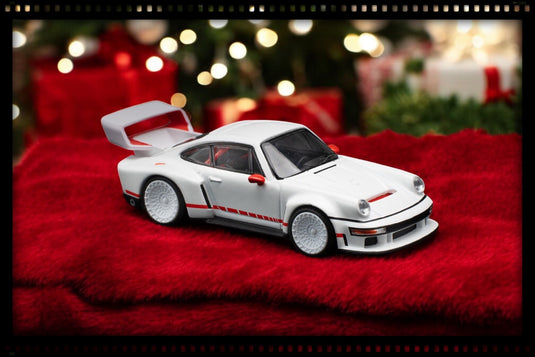 Porsche Singer DLS Turbo (Track) Wit/Rood POP RACE 1:64