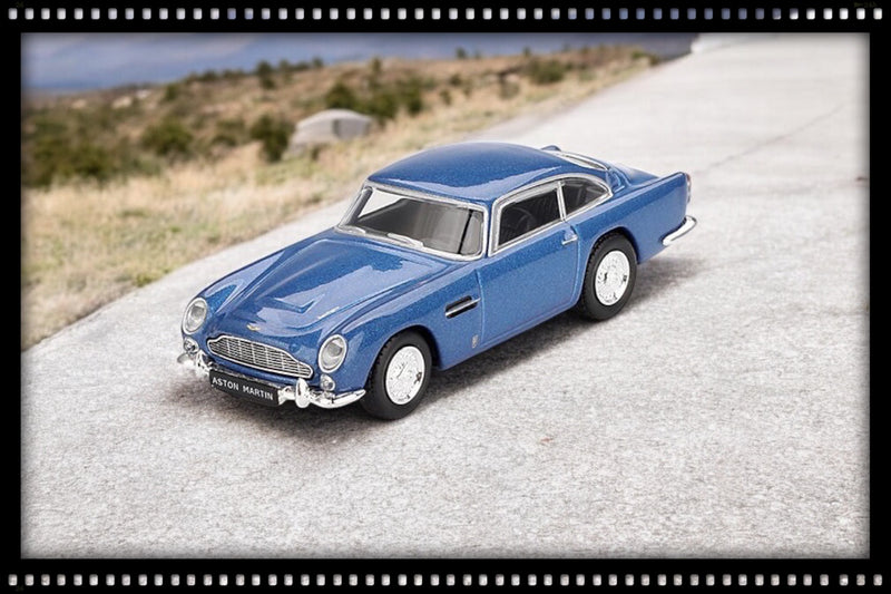 Laad de afbeelding in de Gallery-viewer, Aston Martin DB5 BLAUW 1965 (LHD) MINI GT 1:64
