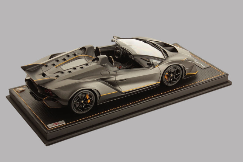 Laad de afbeelding in de Gallery-viewer, LAMBORGHINI AUTÉNTICA GRIJS/GEEL met vitrine en lederen base (LIMITED EDITION 399 stuks) MR COLLECTION MODELS 1:18
