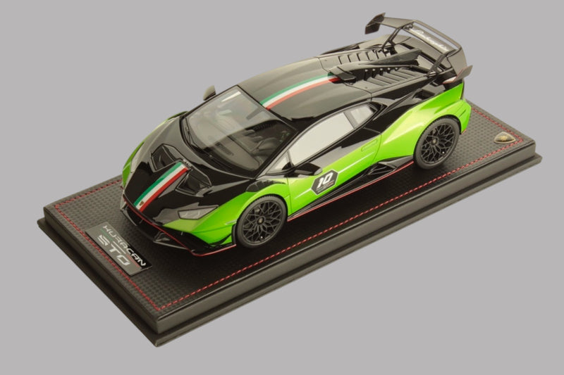 Chargez l&#39;image dans la visionneuse de la galerie, Lamborghini HURACAN STO SC 10e anniversaire VERT/NOIR avec vitrine et base en cuir (ÉDITION LIMITÉE 99 pièces) MR COLLECTION MODELS 1:18
