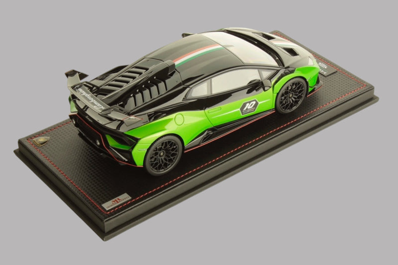 Chargez l&#39;image dans la visionneuse de la galerie, Lamborghini HURACAN STO SC 10e anniversaire VERT/NOIR avec vitrine et base en cuir (ÉDITION LIMITÉE 99 pièces) MR COLLECTION MODELS 1:18
