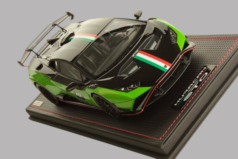 Chargez l&#39;image dans la visionneuse de la galerie, Lamborghini HURACAN STO SC 10e anniversaire VERT/NOIR avec vitrine et base en cuir (ÉDITION LIMITÉE 99 pièces) MR COLLECTION MODELS 1:18
