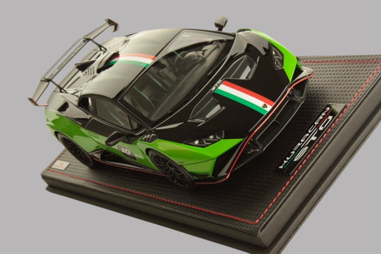 Lamborghini HURACAN STO SC 10e anniversaire VERT/NOIR avec vitrine et base en cuir (ÉDITION LIMITÉE 99 pièces) MR COLLECTION MODELS 1:18