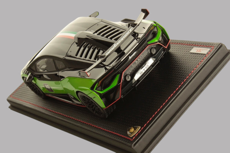 Chargez l&#39;image dans la visionneuse de la galerie, Lamborghini HURACAN STO SC 10e anniversaire VERT/NOIR avec vitrine et base en cuir (ÉDITION LIMITÉE 99 pièces) MR COLLECTION MODELS 1:18
