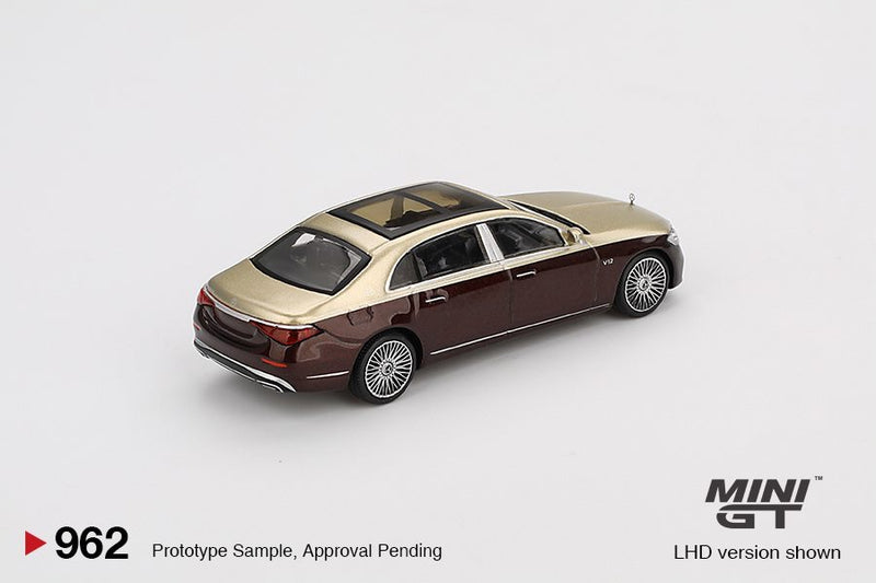 Laad de afbeelding in de Gallery-viewer, Mercedes MAYBACH S680 GOUD/DONKERROOD METALLIC 2024 (LHD) MINI GT 1:64
