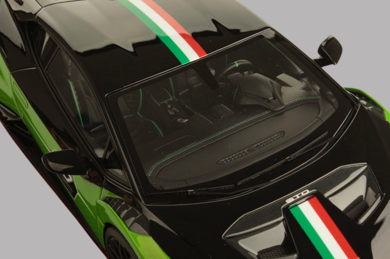 Chargez l&#39;image dans la visionneuse de la galerie, Lamborghini HURACAN STO SC 10e anniversaire VERT/NOIR avec vitrine et base en cuir (ÉDITION LIMITÉE 99 pièces) MR COLLECTION MODELS 1:18
