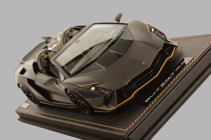 Chargez l&#39;image dans la visionneuse de la galerie, LAMBORGHINI AUTÉNTICA GRIS/JAUNE avec vitrine et base en cuir (ÉDITION LIMITÉE 399 pièces) MR COLLECTION MODELS 1:18
