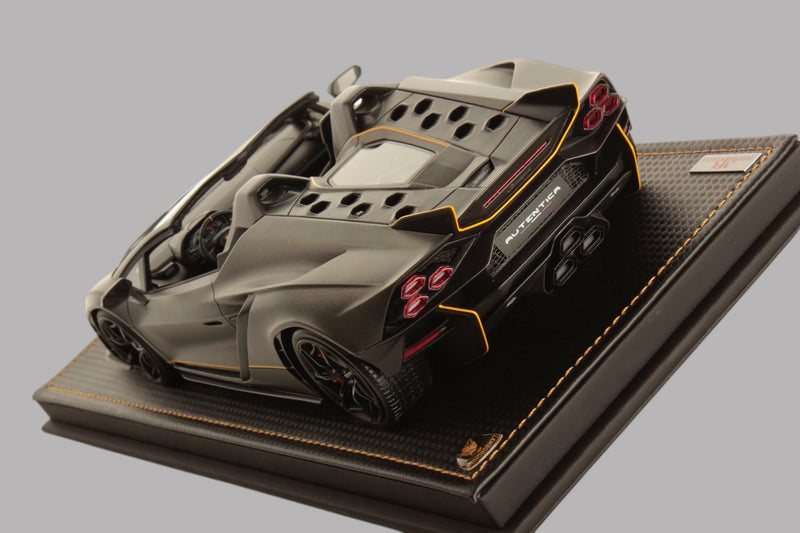 Laad de afbeelding in de Gallery-viewer, LAMBORGHINI AUTÉNTICA GRIJS/GEEL met vitrine en lederen base (LIMITED EDITION 399 stuks) MR COLLECTION MODELS 1:18
