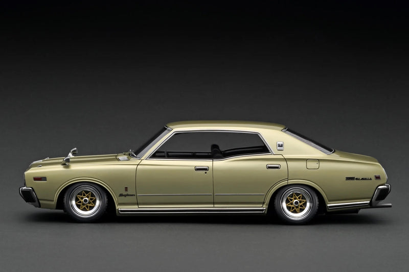 Laad de afbeelding in de Gallery-viewer, Nissan Gloria Brougham (330) Goud IGNITION MODEL 1:18
