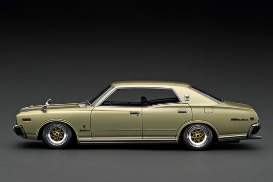 Nissan Gloria Brougham (330) Goud IGNITION MODEL 1:18