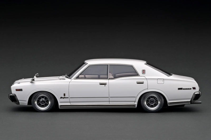 Laad de afbeelding in de Gallery-viewer, Nissan Gloria Brougham (330) Wit IGNITION MODEL 1:18
