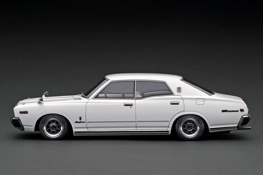 Nissan Gloria Brougham (330) Wit IGNITION MODEL 1:18