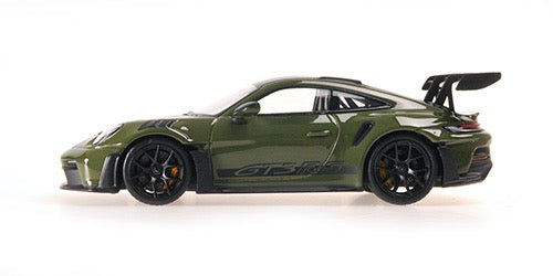 Laad de afbeelding in de Gallery-viewer, Porsche 911 (992) GT3RS 2024 NATO OLIJFGROEN MET ZWARTE WIELEN MINICHAMPS 1:43
